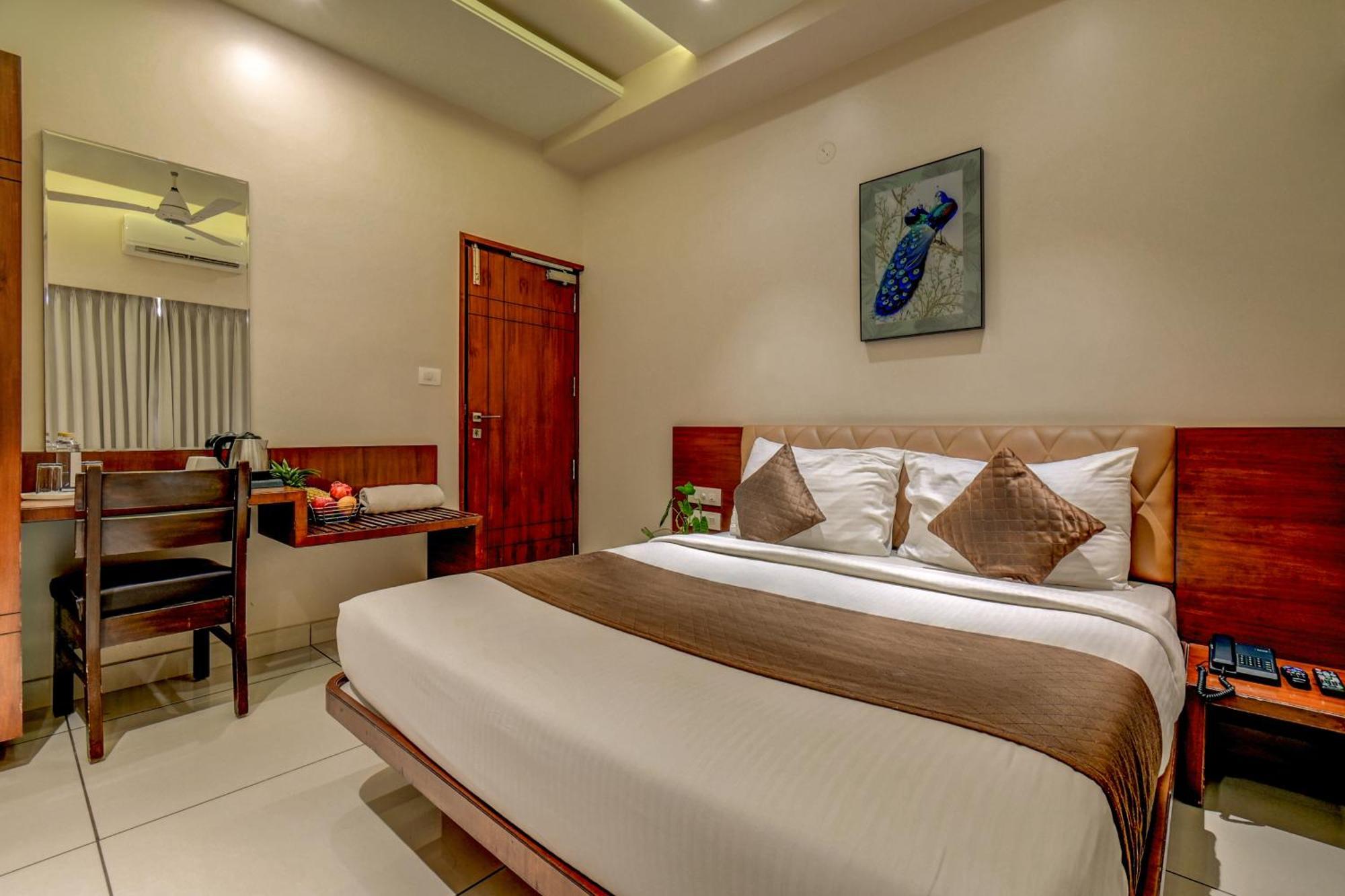 Hotel J N Stay Mysore - 12 Minutes To Mysore Palace Εξωτερικό φωτογραφία
