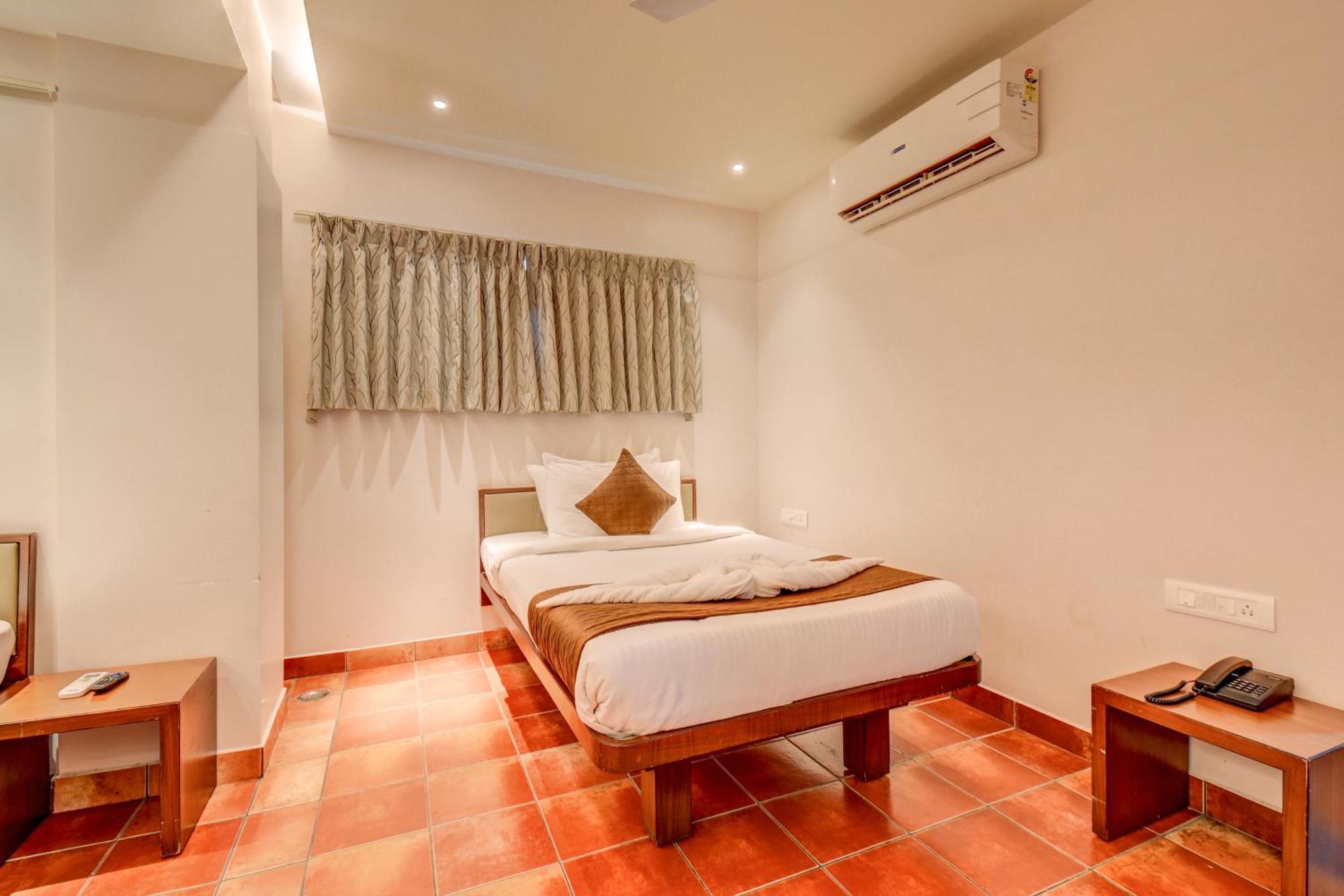 Hotel J N Stay Mysore - 12 Minutes To Mysore Palace Εξωτερικό φωτογραφία